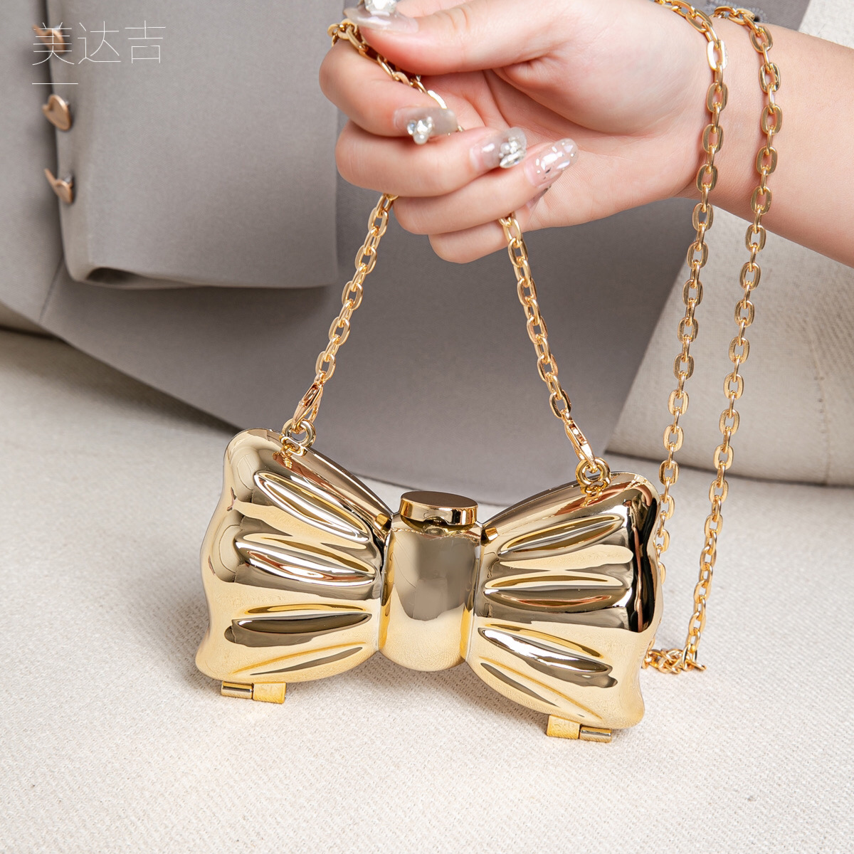 광택 있는 금색 메탈 보우 모양 미니 클러치 백 하드  - Luxury Bags Mini 리뷰 및 가격
